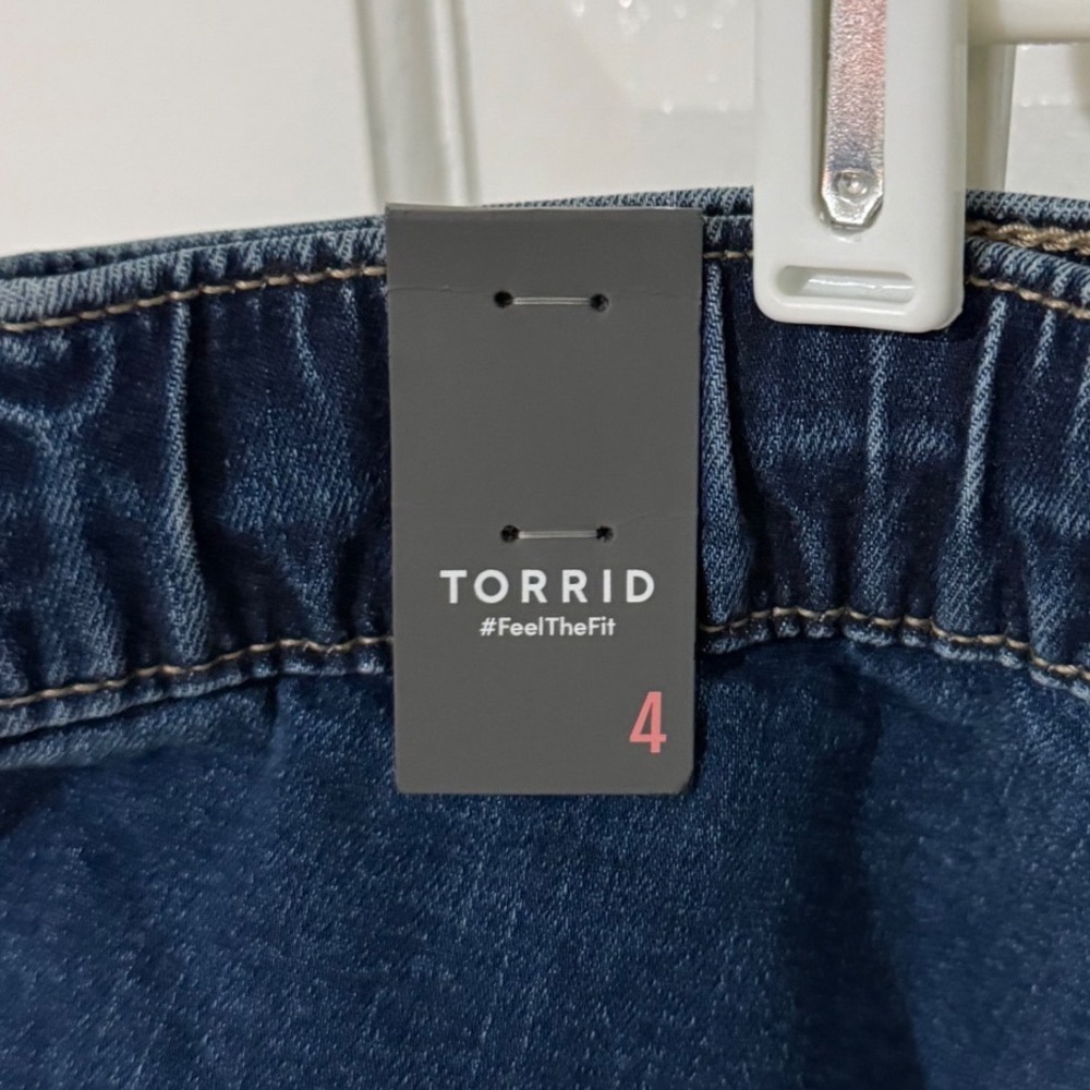 Torrid Weekend Super Soft Mid-Rise Denim Shorts Andromeda Wash Blue 4X 26 NEW - Picture 4 of 5